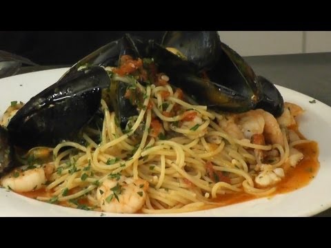 SEAFOOD SPAGHETTI (PASTA PESCATORE STYLE) - theitaliancookingclass.com