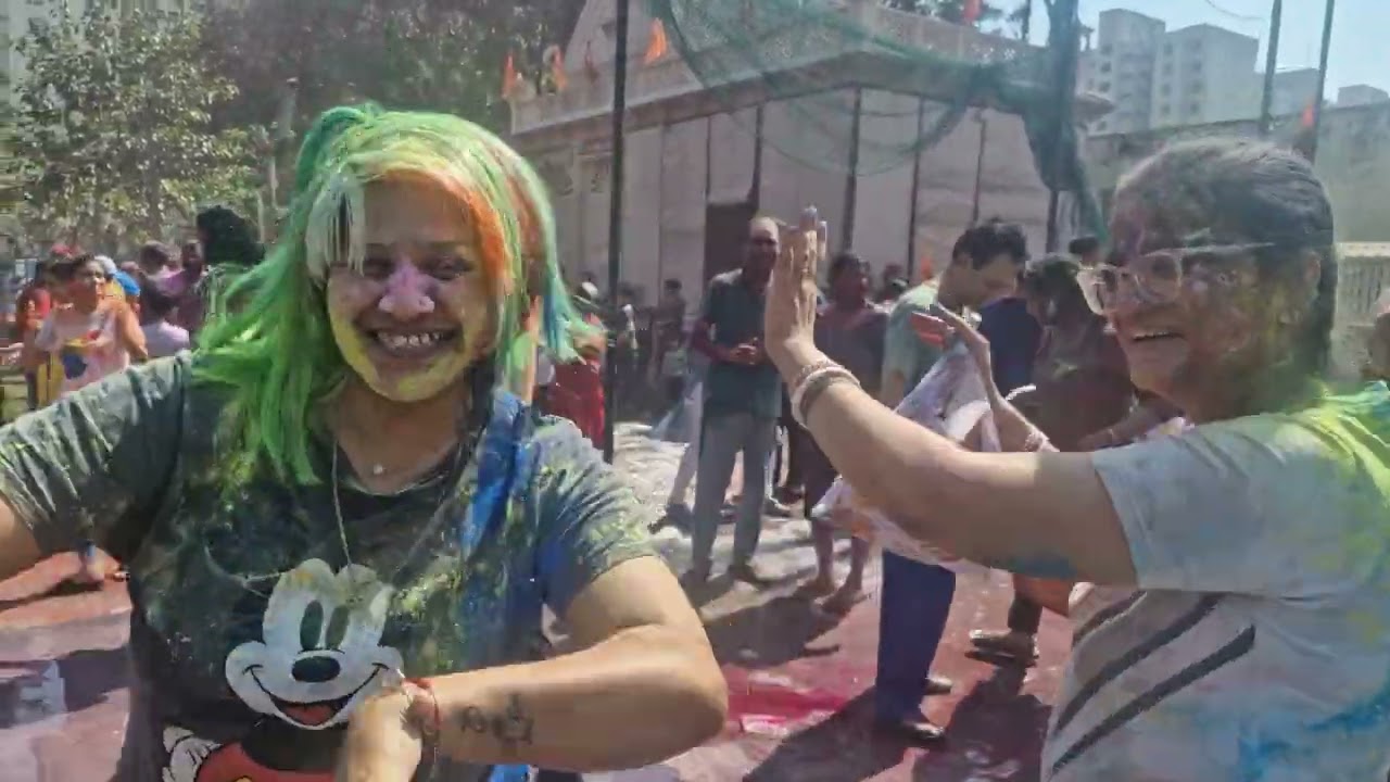 Holi ke rang family ke sang.🤍💚💛🩵🧡💙💜🩷