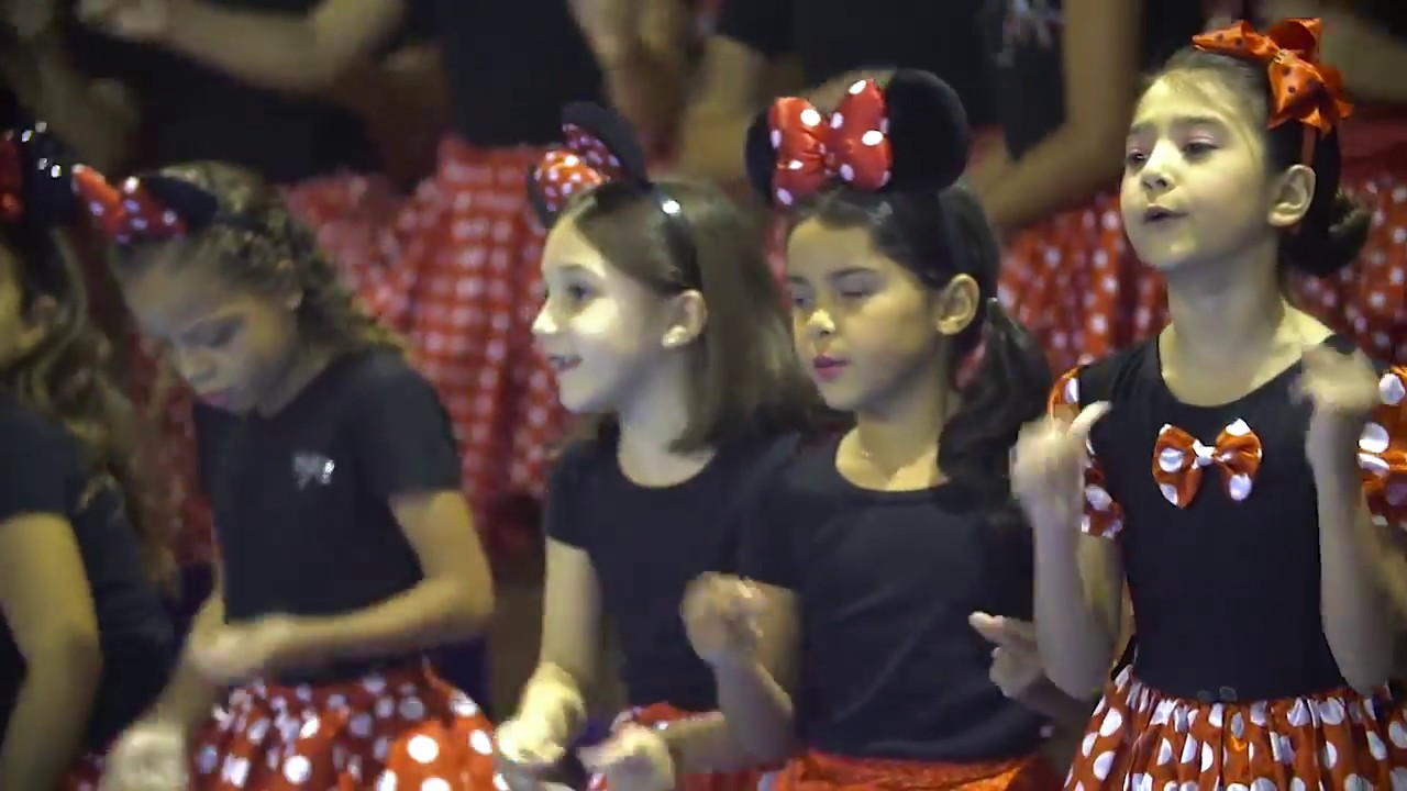Crianças do Colégio Passionista cantando a música 