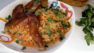 Все в одном блюде: одновременно готовлю куриные крылышки и рис.