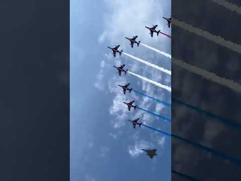 La patrulla de Francia voló hoy sobre Paris junto a dos Mirage 2000B