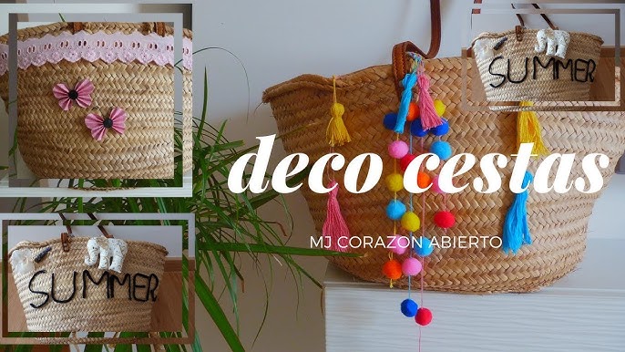 Decoración con bolsos de mimbre