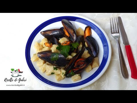 Video: Gnocchi Grandi Ripieni Di Tuorlo Su Guanciale Di Patate