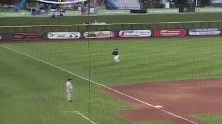 Quad Cities' Straw makes diving catch