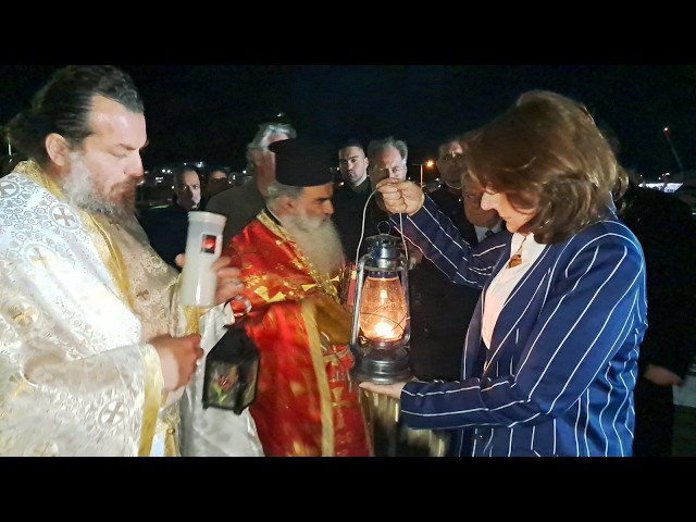 Με λαμπρότητα και κατάνυξη η υποδοχή του Αγίου Φωτός στο λιμάνι της Καλύμνου