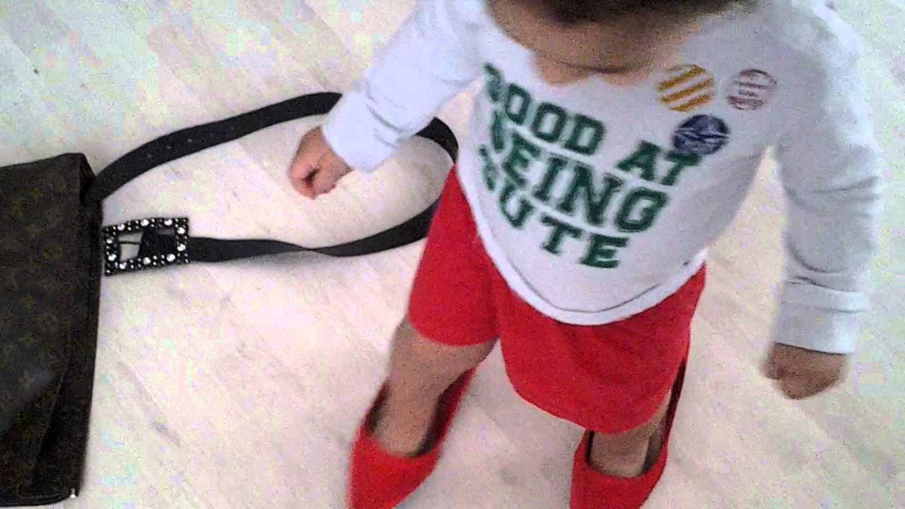 Dígame que niño no se puso los tacones de su mamá - YouTube