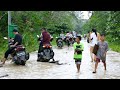 Salah satu sepeda motor pengunjung tumbang dih4ntam Ombak Bono, 21 Februari 2023