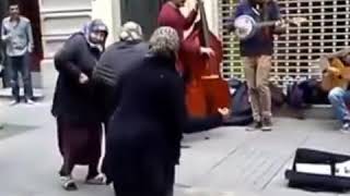 İstiklalde Dans Eden Teyzeler