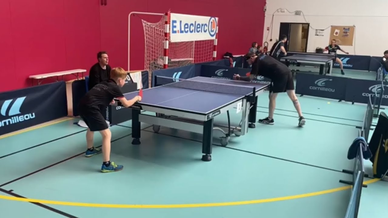 Tournoi tennis de table Acigné 1/4 1399.Long pimples ox close to the table/defense.