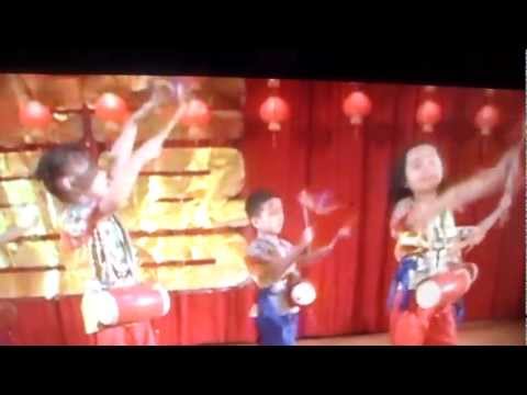中班小朋友"花鼓表演~瀟灑走一回"