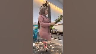 Tante masak di dapur