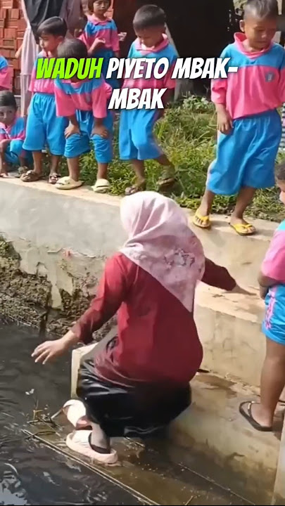 momen lucu ketika emak-emak nyungsep saat mau nyuci kaki ‼️‼️ #ngakak #lucu #emakemak #nyungsep