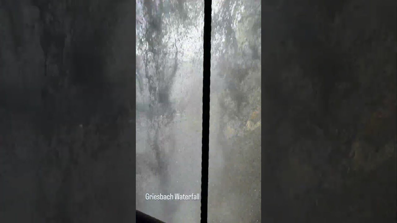 Der Griessbachfall ist ein beeindruckender Wasserfall in der Schweiz