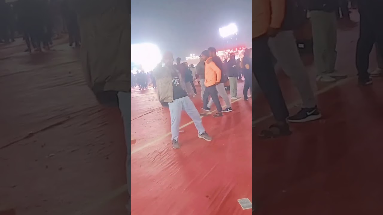 first time dance 🕺 itna bheed mein 😯😂