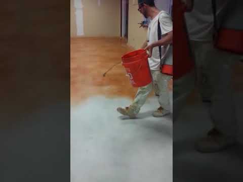 Video: Paano mo tinain ang acetone concrete?