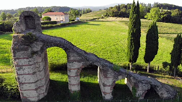 Où passe l'eau dans un aqueduc ?