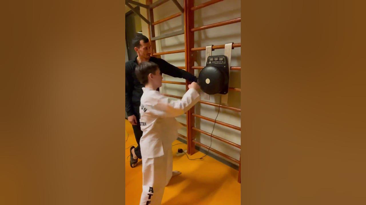 Уже серьезные удары | бьем кулаком по силомеру #таэквондо #mma #дети # ...