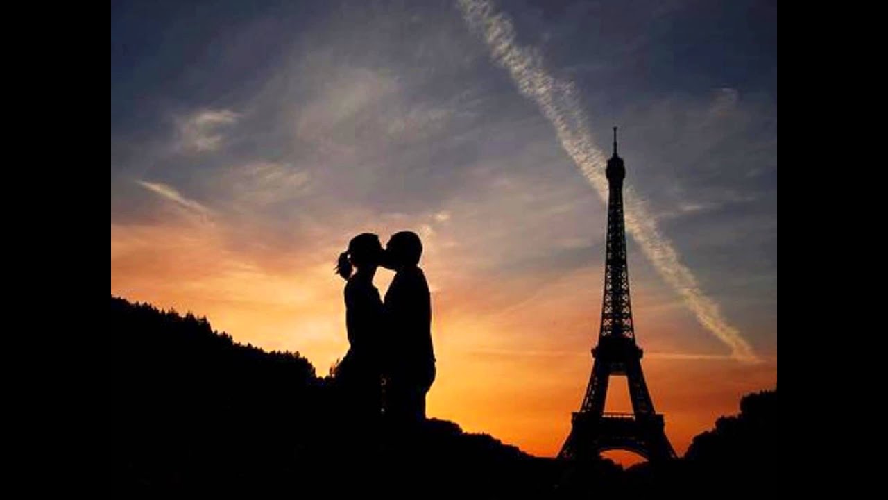 Влюбленные и башня. Эйфель башня романтика. Влюбленные в Париже. Париж романтика. Париж любовь.