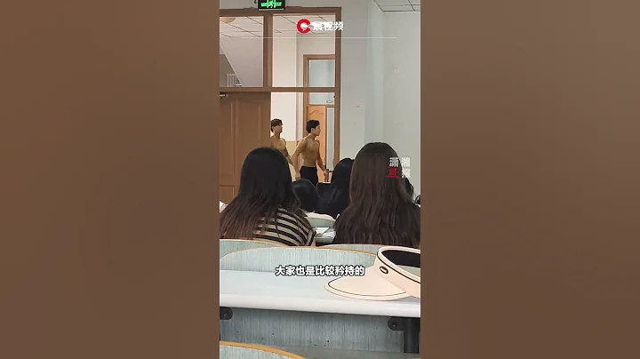 大學生們在教室上課，目光被路過教室門口的體育生吸引。#shorts #funny - 天天要聞