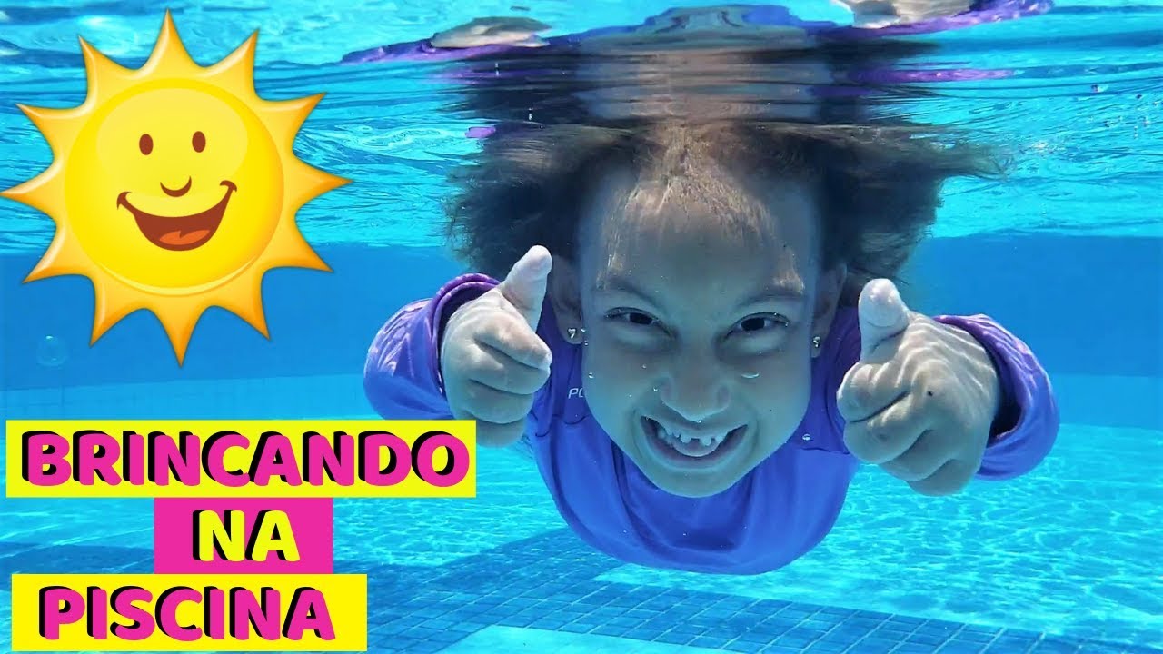 Maria Clara playing at the swimming pool - MC Divertida 