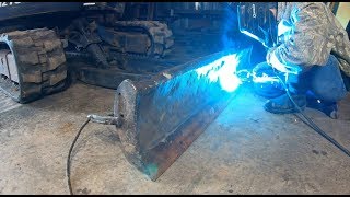 Replacing a cutting edge on an excavator blade