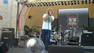 Watch Chris Via Hey Taylor swift video