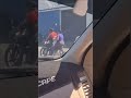 Viajan con bebé en brazos en una moto en Monterrey