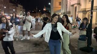 Люди почали танцювати в кінці цієї української пісні у виконанні колумбійців