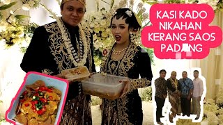 COOKING SHELLS IN PADANG SAUCE FOR A FRIEND'S WEDDING GIFT