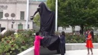 Chicago Bears unveil statues of football icons