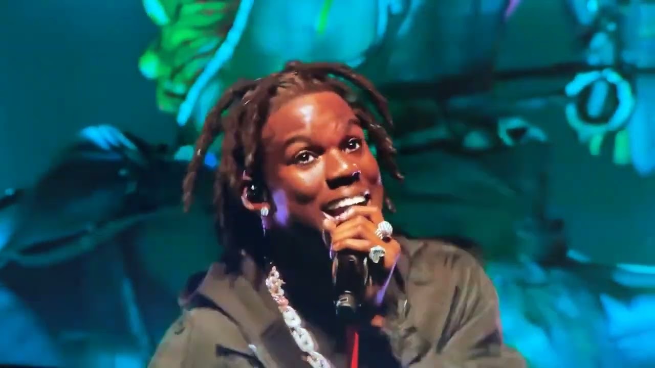 Rema performs Ginger to the crowd at the 02 Arena 🔥 