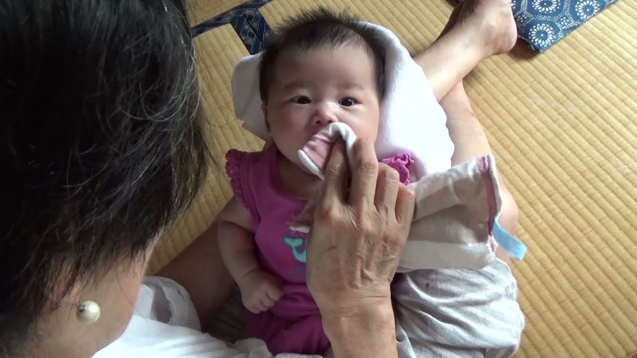 生後40日目の赤ちゃん 手足をバタバタさせながら何か話す Youtube