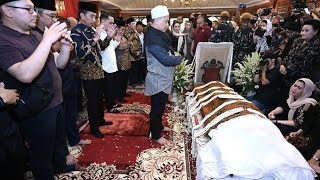 Momen Jokowi melayat ke rumah duka Pendiri Mustika Ratu Mooryati Soedibyo