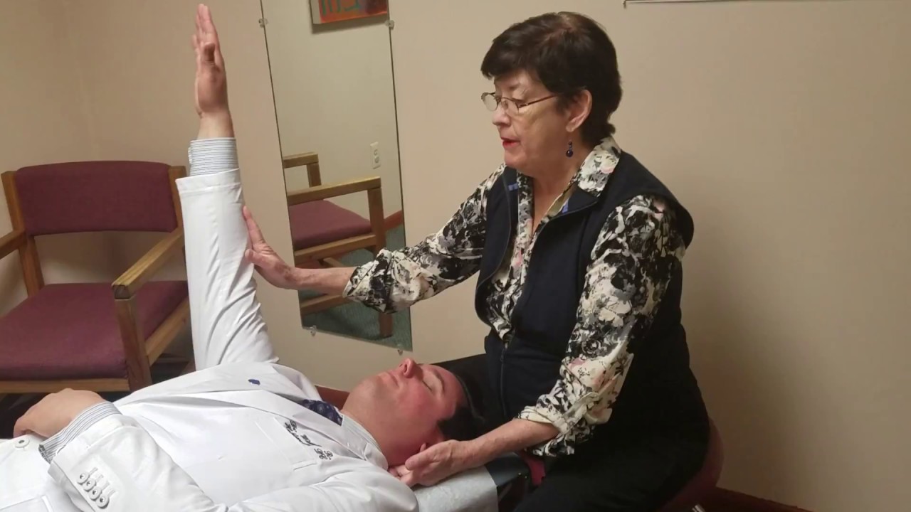 Гуру лечит боль в пояснице доктора Уилла в клинике Pain Relief Chiropractic в округе Сассекс, шта...