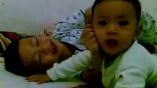 Abang Adik Bergulat Di Tempat Tidur