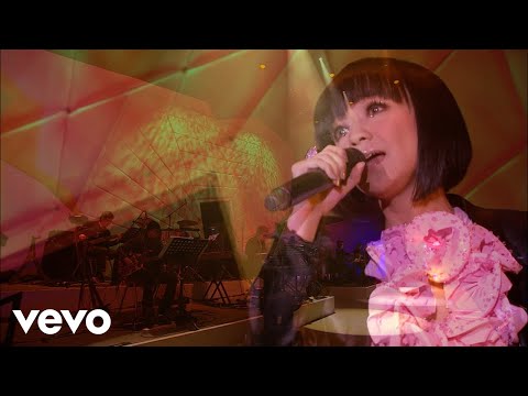 陳慧嫻 Priscilla Chan - 愛在深秋 (Live from 活出生命II演唱會)