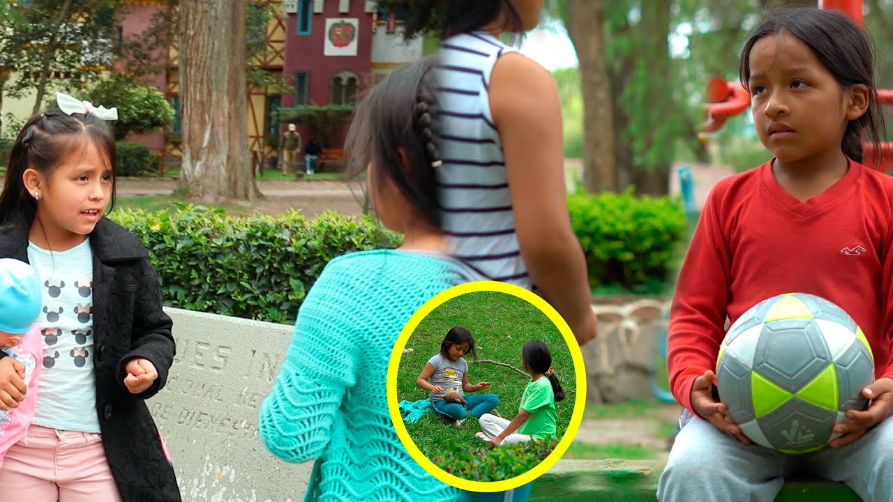 Niñas ricas tratan mal a una niña por su forma de vestir.