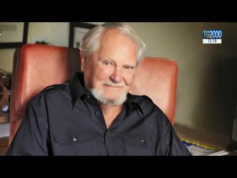 Vídeo: Clive Cussler Net Worth: Wiki, Casado, Família, Casamento, Salário, Irmãos