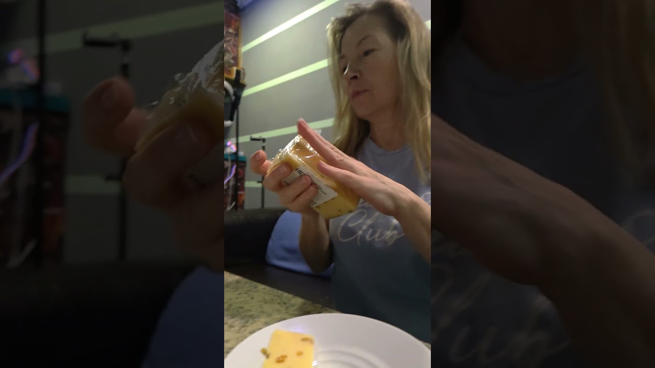 Белорусский сыр с пожитником попугаям не вредно?😉🦜