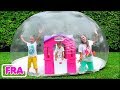 Vlad et nikita construisent une maison gonflable pour enfants