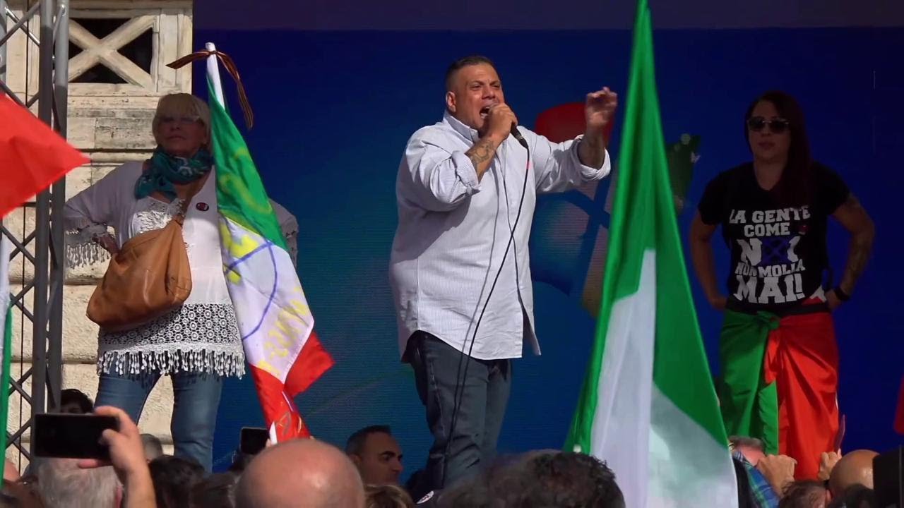 No Green Pass, Castellino sale sul palco della manifestazione prima dell'assalto alla Cgil