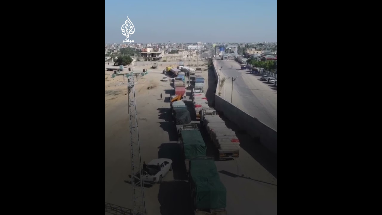 دخول شاحنات محملة بالمساعدات إلى غزة عبر معبر رفح