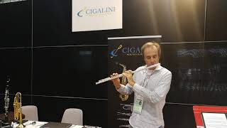 Il Maestro Sandro Casiraghi Prova Il Flauto Cigalini