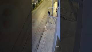 Η στιγμή του τροχαίου στη Θηβών: Η μηχανή καρφώνεται σε κολόνα