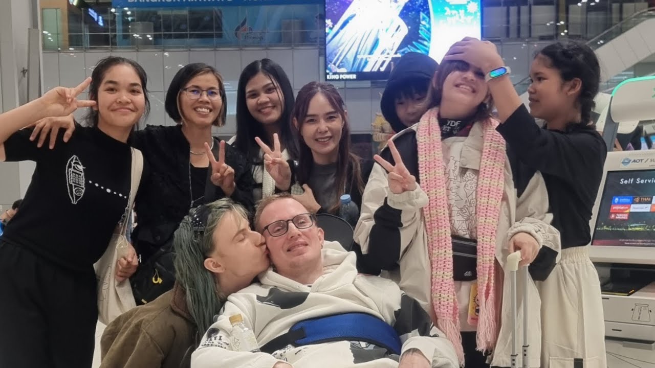 Прощай, малышка Клео. Твой старший брат забирает тебя жить в Данию. Бабушка с тяжелым сердцем про...