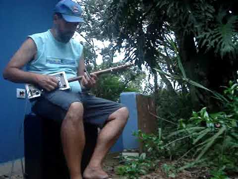 playing-a-cigar-box-guitar-made-by-inbindi-blus!