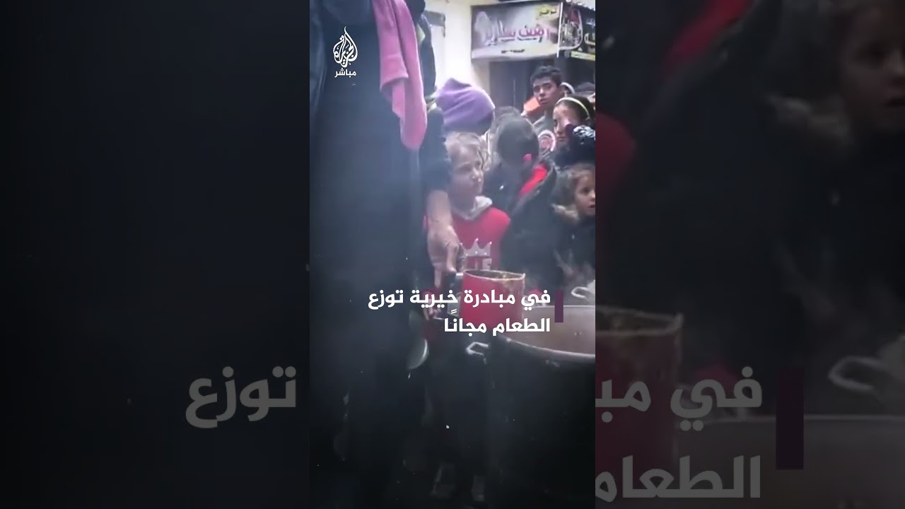 طوابير طويلة للحصول على وجبة طعام مجانية في رفح مع اشتداد الحصار وشح الغذاء