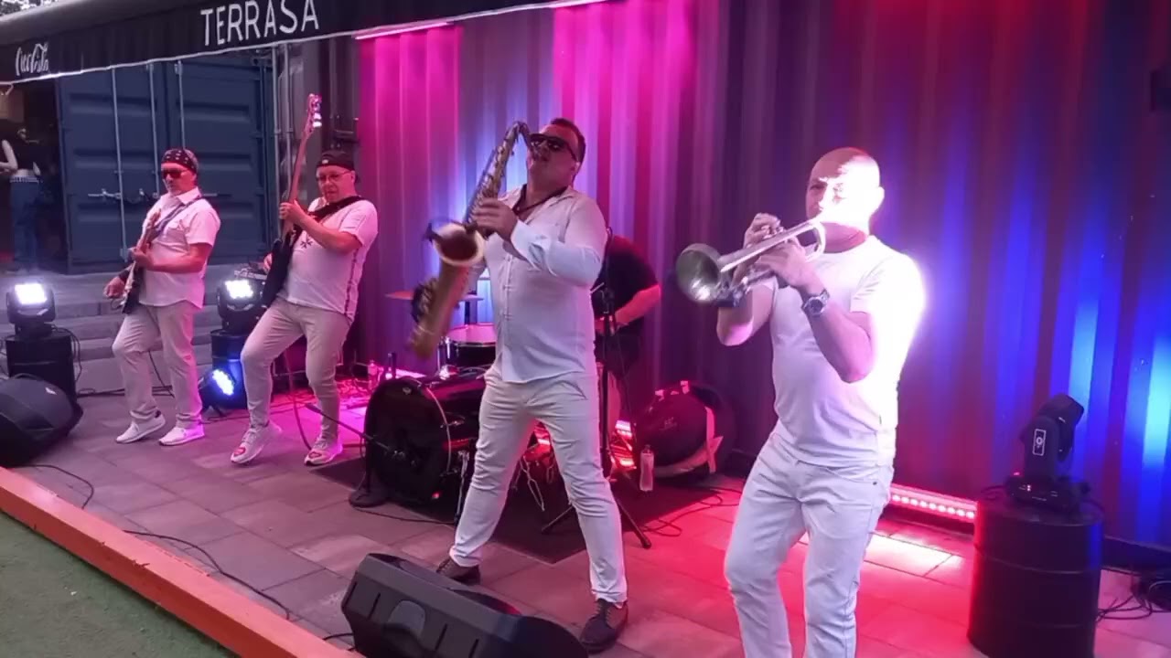Зажигательные и харизматичные музыканты киевской группы - Charlie Band.