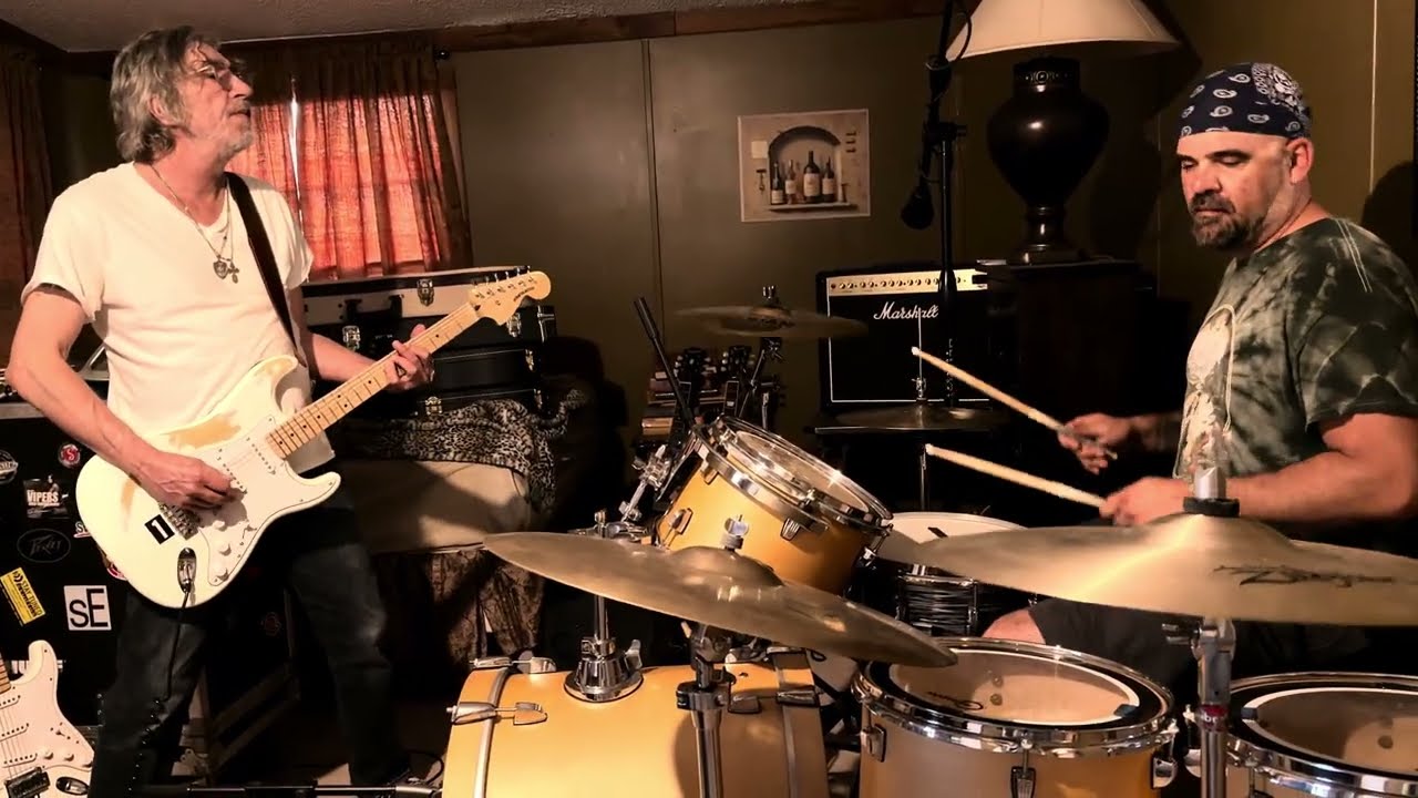 Minimalistic  rock! LIVE IN THE STUDIO.