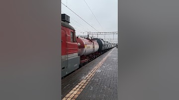 ВЛ11М-416А/ВЛ11М-417 с грузовым поездом следует мимо о.п. Тайнинская